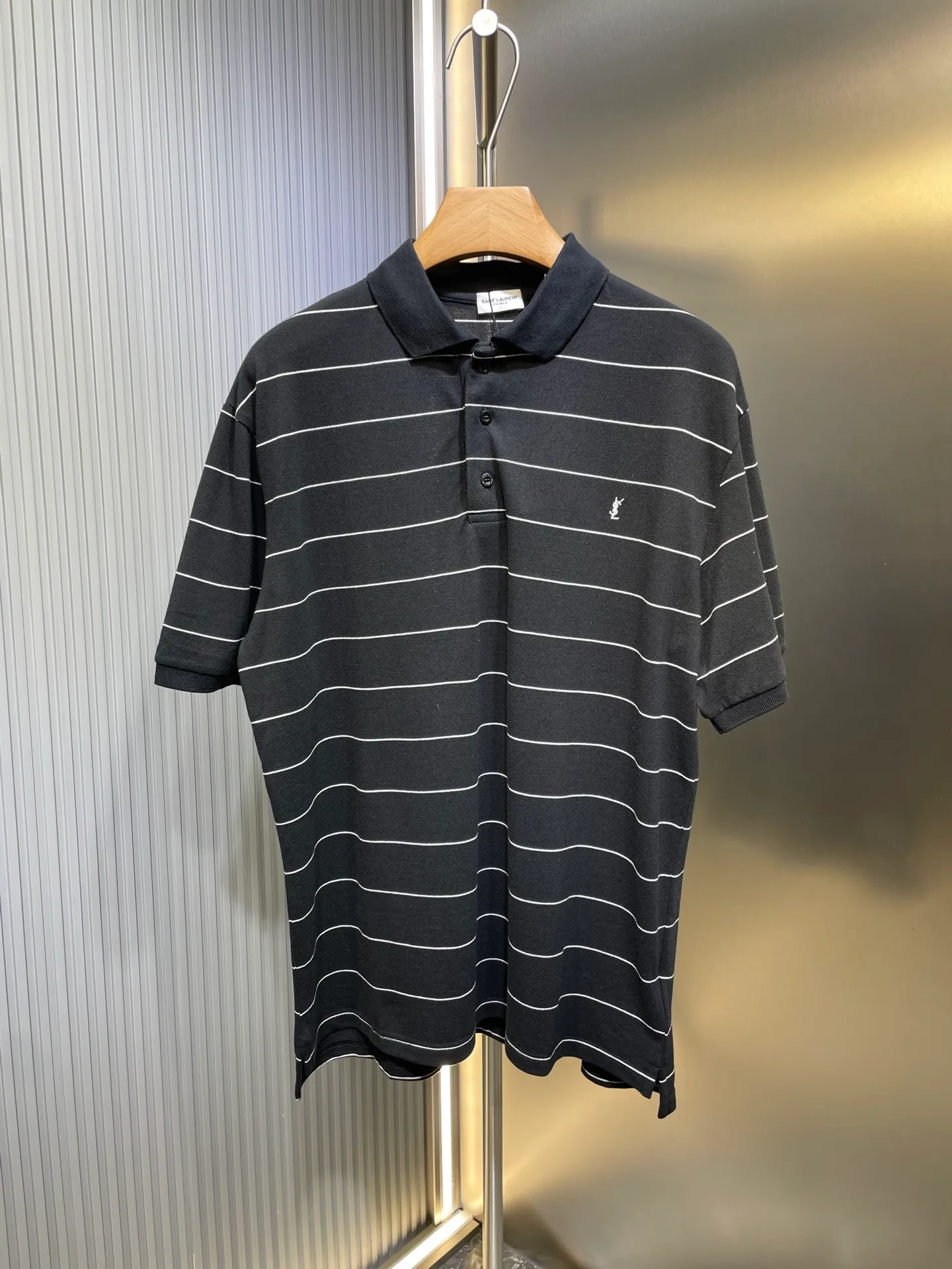 Saint Laurent POLO 1:1 Breathable Black White YSL 1: YSL 2: ： 1:1 YSL 1:1 YSL ： Size： S M L XL ： MM 025-A 55